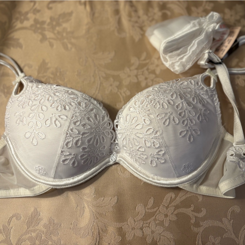 Victoria's Secret White Lace Underwire Bra